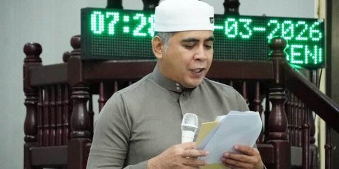 Wakil Ketua I DPRD Kabupaten Kutai Timur (Kutim), Sayid Anjas, SE, MM, membacakan amanat Bupati Kutai Timur, Ardiansyah Sulaiman, dalam pelaksanaan Shalat Idulfitri 1 Syawal 1447 Hijriah di Masjid Al Mujahidin, Sangatta Lama, pada Sabtu (21/03/2026). Foto: HO/dprdkutaitimur.id