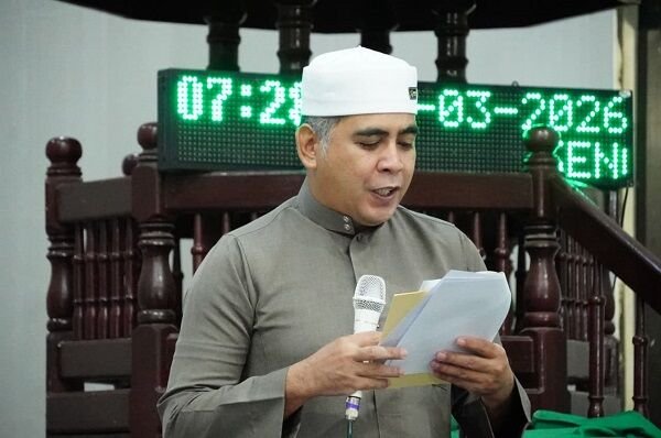 Wakil Ketua I DPRD Kabupaten Kutai Timur (Kutim), Sayid Anjas, SE, MM, membacakan amanat Bupati Kutai Timur, Ardiansyah Sulaiman, dalam pelaksanaan Shalat Idulfitri 1 Syawal 1447 Hijriah di Masjid Al Mujahidin, Sangatta Lama, pada Sabtu (21/03/2026). Foto: HO/dprdkutaitimur.id