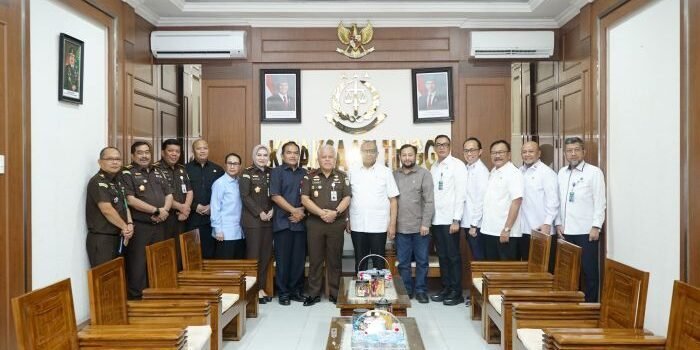 Wakil Menteri Ketenagakerjaan, Afriansyah Noor, mengunjungi Kantor Kejaksaan Tinggi (Kejati) Sumatera Utara, pada Selasa (10/3/2026). Foto: HO/Biro Humas Kemnaker