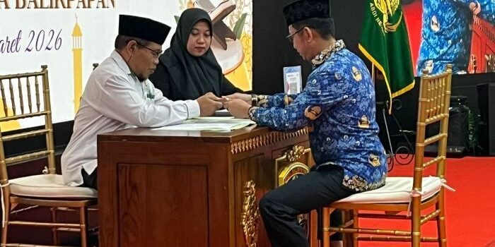 Wali Kota Balikpapan H. Rahmad Mas’ud menunaikan zakat melalui Baznas Kota Balikpapan, di Balai Kota Balikpapan, pada Jumat (6/3/2026). Foto: BorneoFlash/Ardian