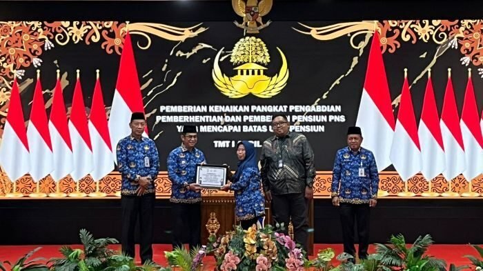 Wali Kota Balikpapan H. Rahmad Mas’ud menyerahkan SK purna tugas kepada 11 ASN di lingkungan Pemerintah Kota Balikpapan, di Balai Kota Balikpapan, pada Jumat (6/3/2026). Foto: BorneoFlash/Ardian