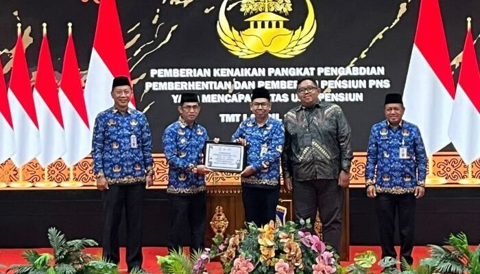 Wali Kota Balikpapan H. Rahmad Mas’ud menyerahkan SK purna tugas kepada 11 ASN di lingkungan Pemerintah Kota Balikpapan, di Balai Kota Balikpapan, pada Jumat (6/3/2026). Foto: BorneoFlash/Ardian