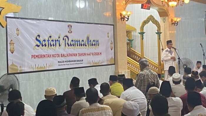 Wali Kota Balikpapan, H. Rahmad Mas’ud,dalam kegiatan Safari Ramadan, di Masjid Mishbahush Shudur Jalan 21 Januari RT 3 Kelurahan Baru Tengah Kecamatan Balikpapan Barat, pada Rabu Malam (4/3/2026). Foto: BorneoFlash/Ardian