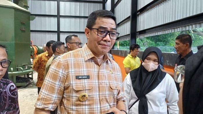 Wali Kota Samarinda, Andi Harun, melakukan peninjauan pengolahan sampah berbasis insinerator. Foto: BorneoFlash/Nur Ainunnisa