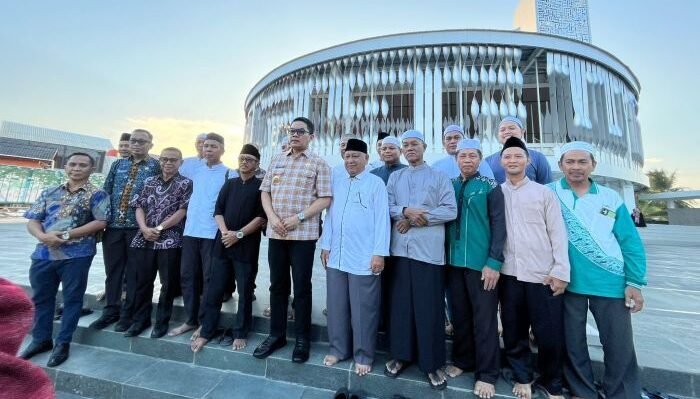 Wali Kota Samarinda, Andi Harun, meninjau bangunan Masjid Ash Shobirin di Samarinda Seberang dengan desain futuristik yang mendekati tahap akhir pembangunan. Foto: BorneoFlash/Nur Ainunnisa