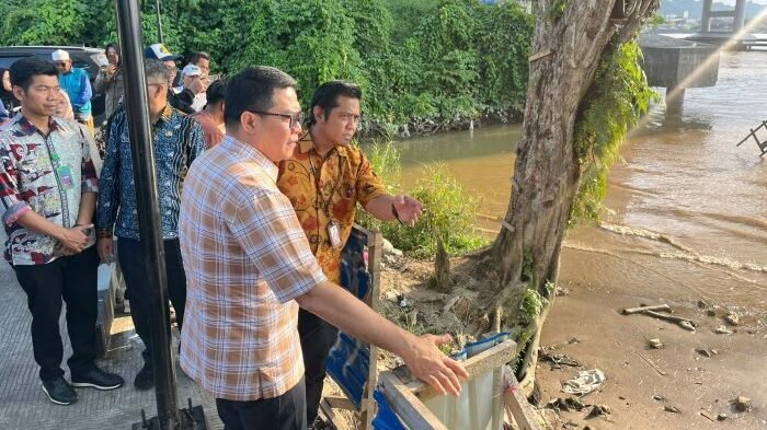 Wali Kota Samarinda, Andi Harun saat meninjau Taman di Kawasan Jembatan Mahakam. Foto: BorneoFlash/Nur Ainunnisa
