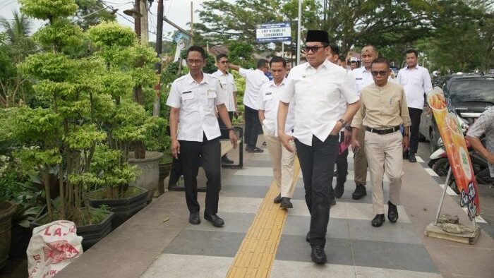 Wali Kota Samarinda, Andi Harun, saat meninjau kawasan Perum Korpri di APT Pranoto. Foto: BorneoFlash/Nur Ainunnisa