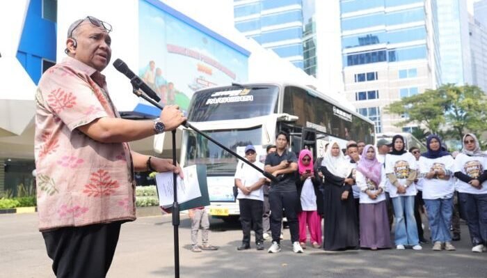 Wamenaker, Afriansyah Noor Saat melepas keberangkatan mudik gratis bagi 295 pekerja/buruh beserta keluarga mereka di halaman Gedung Vokasi Kementerian Ketenagakerjaan (Kemnaker), Jakarta, pada Minggu (15/3/2026). Foto: HO/Biro Humas Kemnaker