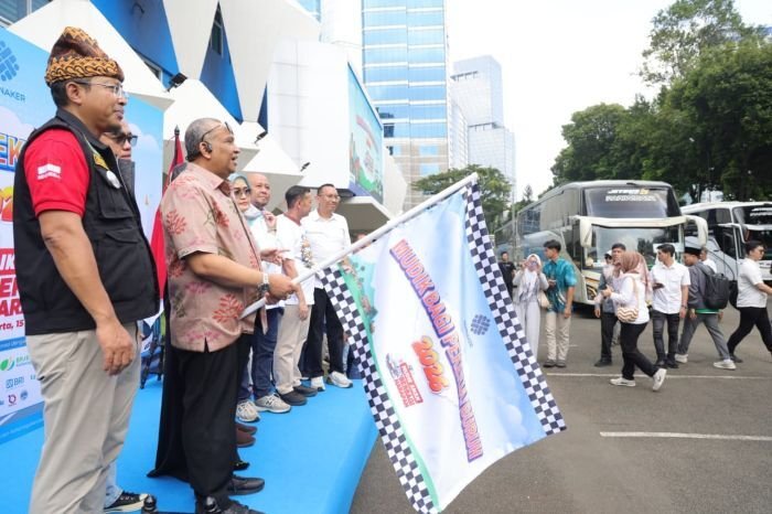 Wamenaker, Afriansyah Noor Saat melepas keberangkatan mudik gratis bagi 295 pekerja/buruh beserta keluarga mereka di halaman Gedung Vokasi Kementerian Ketenagakerjaan (Kemnaker), Jakarta, pada Minggu (15/3/2026). Foto: HO/Biro Humas Kemnaker