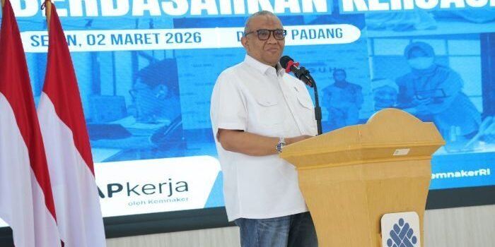 Wamenaker Afriansyah Noor, saat membuka rangkaian Pelatihan Berbasis Kompetensi (PBK), webinar, dan short course di BPVP Padang, pada Senin (2/3/2026). Foto: HO/Biro Humas Kemnaker