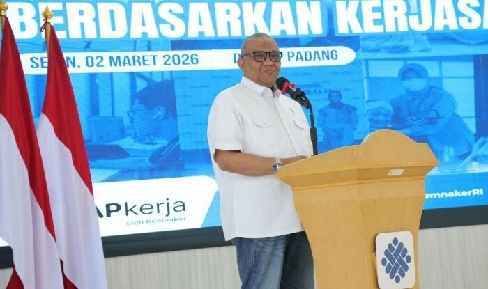 Wamenaker Afriansyah Noor, saat membuka rangkaian Pelatihan Berbasis Kompetensi (PBK), webinar, dan short course di BPVP Padang, pada Senin (2/3/2026). Foto: HO/Biro Humas Kemnaker