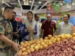 Wakil Menteri Perdagangan (Wamendag) RI Dyah Roro Esti Widya Putri saat meninjau bahan pokok dan skema diskon di ritel modern bersama Wali Kota Batam Amsakar Achmad (kiri) di Batam, Kepri, Selasa (10/3/2026). FOTO: ANTARA/Amandine Nadja.