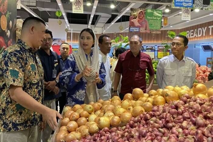 Wakil Menteri Perdagangan (Wamendag) RI Dyah Roro Esti Widya Putri saat meninjau bahan pokok dan skema diskon di ritel modern bersama Wali Kota Batam Amsakar Achmad (kiri) di Batam, Kepri, Selasa (10/3/2026). FOTO: ANTARA/Amandine Nadja.