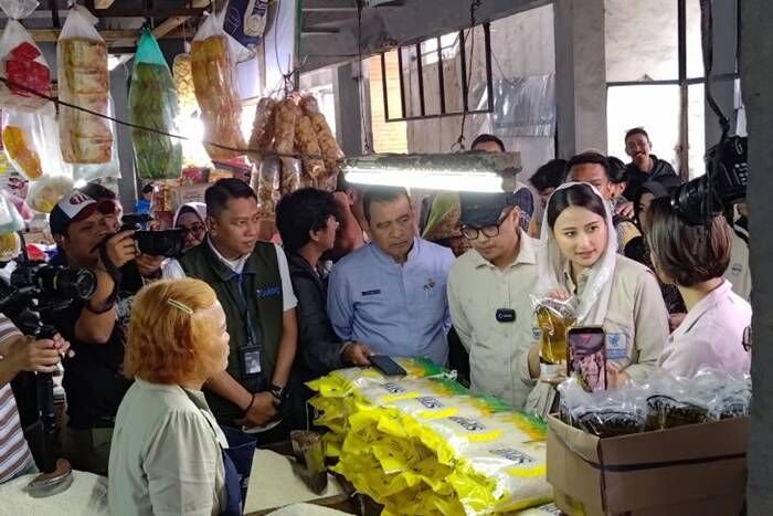 Wakil Menteri Perdagangan Dyah Roro Esti Widya Putri (kedua kanan) melakukan pantauan harga Minyakita di Pasar Ciputat, Tangerang Selatan, Jumat (6/3/2026). FOTO: ANTARA/Aria Ananda