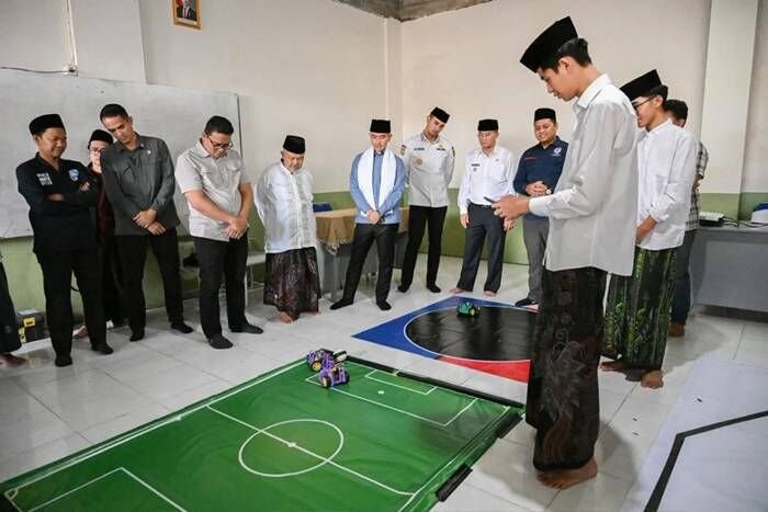 Wakil Presiden Gibran Rakabuming Raka (tengah) meninjau kegiatan pelatihan kecerdasan artifisial (AI) dan robotik bagi para santri di Pondok Pesantren (Ponpes) Baitul Arqom Al-Islami, Kabupaten Bandung, Jawa Barat, Rabu (4/3/2026). FOTO: ANTARA/HO-BPMI Sekretariat Wakil Presiden