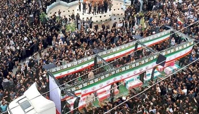 Warga berkumpul untuk upacara pemakaman massal bagi siswa dan anggota staf yang tewas dalam serangan Amerika Serikat-Israel terhadap sebuah sekolah di Minab, provinsi Hormozgan, Iran, Selasa (3/3/2026). Bom yang menyasar sekolah tersebut menewaskan sedikitnya 165 orang dan melukai 95 orang lainnya pada Sabtu (28/2/2026). FOTO: ANTARA/Xinhua/HO-Mehr News Agency/aa.