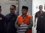 Tersangka kasus dugaan korupsi kuota haji dan penyelenggaraan ibadah haji Yaqut Cholil Qoumas (tengah) mengenakan rompi tahanan usai menjalani pemeriksaan di Gedung Merah Putih KPK. FOTO: ANTARA/Sulthony Hasanuddin/wsj.