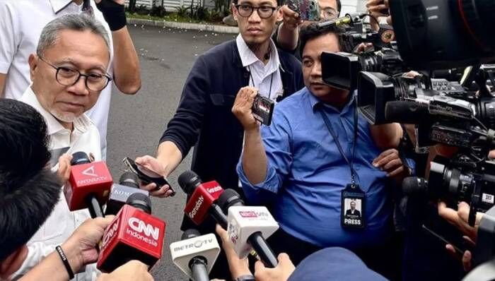 Menteri Koordinator (Menko) Bidang Pangan Zulkifli Hasan (kiri) menjawab pertanyaan wartawan saat dia ditemui selepas rapat terbatas di Istana Kepresidenan RI. FOTO: ANTARA/Genta Tenri Mawangi/pri.