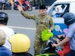 Pangdam VI/Mulawarman, Mayjen TNI Krido Pramono S.H.,M.Si., saat bagikan Takjil kepada para pengguna jalan, pada Jum'at (27/2/2026). Foto: HO//Pendam VI/Mlw