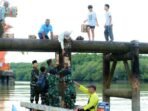 Prajurit Kodam VI/Mulawarman melaksanakan aksi sosial inspiratif di kawasan pesisir sungai, pada Senin (09/03/2026). Foto: HO/Pendam VI/Mlw