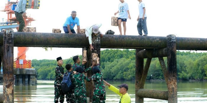 Prajurit Kodam VI/Mulawarman melaksanakan aksi sosial inspiratif di kawasan pesisir sungai, pada Senin (09/03/2026). Foto: HO/Pendam VI/Mlw