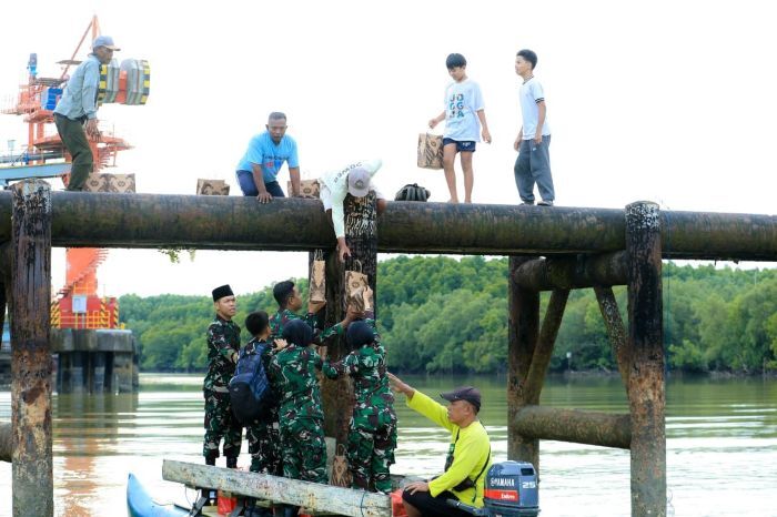 Susuri Muara Sungai, Prajurit Kodam VI/Mlw Berbagi Kebahagiaan Ramadan dan Lestarikan Alam