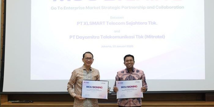 Andrijanto Muljono, Director & Chief Enterprise Strategic Relationship Officer XLSMART dan Agus Winarno, Direktur Bisnis Mitratel usai penandatanganan Nota Kesepahaman (MoU) kemitraan strategis XLSMART for Business dengan Mitratel di Jakarta (22/1). Foto: HO/XLSMART