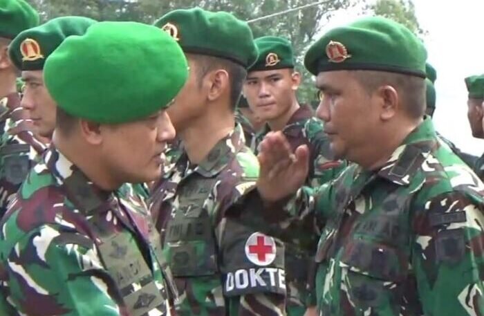 Kasdam VI/Mulawarman, Brigjen TNI Andy Setiawan, saat menyambut kedatangan ratusan Satgas Yonzipur 17/AD, di Pelabuhan Semayang Balikpapan, pada Rabu (18/3/2026). Foto: BorneoFlash/Niken Sulastri