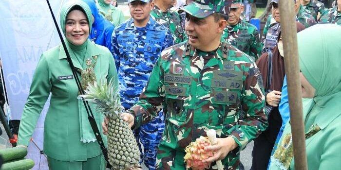 Pangdam VI/Mulawarman Mayjen TNI Krido Pramono, S.H., M.Si., memimpin langsung monitoring kegiatan Bazar TNI menyambut Hari Raya Idul Fitri 1447 H, pada Jumat (13/3/2026). Foto: HO/Pendam VI/Mlw