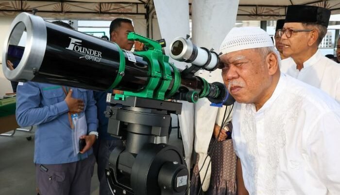 Kepala Otorita Ibu Kota Nusantara, Basuki Hadimuljono, hadir dalam pemantauan hilal yang berlangsung di puncak atap hunian ASN 1 di KIPP Nusantara. Foto: HO/Humas Otorita IKN