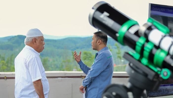 Otorita IKN bersama tim dari Kantor Wilayah Kementerian Agama Provinsi Kalimantan Timur dan Badan Meteorologi, Klimatologi, dan Geofisika (BMKG) melaksanakan pemantauan hilal dalam penentuan 1 Syawal 1447 H, di KIPP Nusantara, pada Kamis (19/3/2026). Foto: HO/Humas Otorita IKN