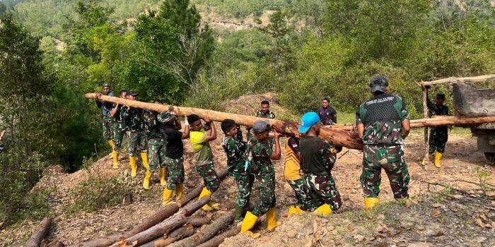Prajurit Yonzipur 17/AD jajaran Kodam VI/Mulawarman melaksanakan pembangunan jembatan darurat Sungai Kala Ili sebagai akses vital yang menghubungkan lima desa, yakni Desa Linge, Kute Reje, Delung Sekinel, Jamat, dan Reje Payung, pada Rabu (25/02/2026). Foto: HO/Pendam VI/Mlw