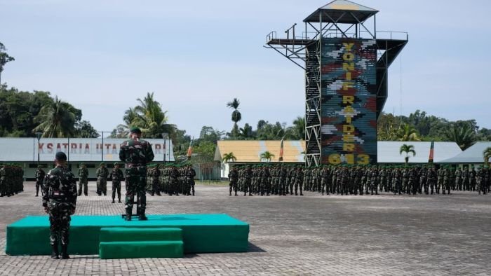 Korem 092/Maharajalila menggelar upacara resmi penerimaan Personel Yonif TP 921 dan 922 yang dilaksanakan di Lapangan Makoyonif 613/Raja Alam, Tarakan, pada Selasa (10/3/2026). Foto: HO/Pendam VI/Mlw